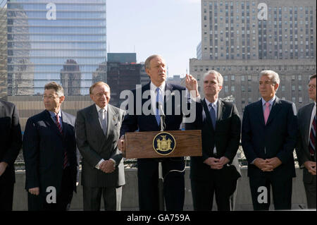 27. April 2006, New York City; † spricht Staat New York Gouverneur George Pataki (C) bei Zeremonie für den Bau des Freedom Tower Stockfoto