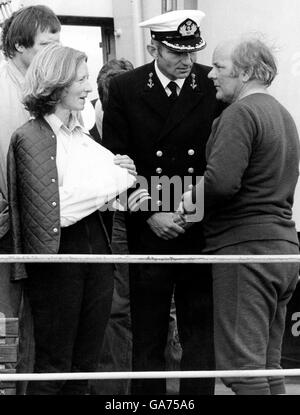 AJAXNETPHOTO. 16. AUGUST 1979. DEVONPORT, PLYMOUTH, ENGLAND.  -FASTNET-RENNEN 1979 - FRAU MORETON UND MAJOR MORETON - GERETTET AUS DER YACHT POLAR BÄR VON DER NIEDERLÄNDISCHEN FREGATTE OVERIJSSEL GESPRÄCH MIT DES SCHIFFS KAPITÄN SCHMIDT BEI ANKUNFT.  FOTO: JONATHAN EASTLAND/AJAX REF: 1979 2 REF: Stockfoto