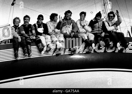 AJAXNETPHOTO. 10. AUGUST 1983. PLYMOUTH, ENGLAND. -ADMIRALS CUP 1983 - FASTNET RACE - CREW DER ITALIENISCHEN YACHT ALMAGORES IN FRÖHLICHER STIMMUNG ALS SIE KURZ VOR DEM ENDE DES RENNEN. FOTO: JONATHAN EASTLAND/AJAX REF: FASTNET 83 Stockfoto