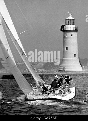 AJAXNETPHOTO. 10. AUGUST 1983. PLYMOUTH, ENGLAND. -FASTNET RACE - FRANZÖSISCHEN ADMIRALS CUP TEAM YACHT DIVA KÖPFE FÜR DIE WELLENBRECHER LEICHT WIE ES NÄHERT SICH DER ZIELLINIE.   FOTO: JONATHAN EASTLAND/AJAX REF: FASTNET 83 Stockfoto