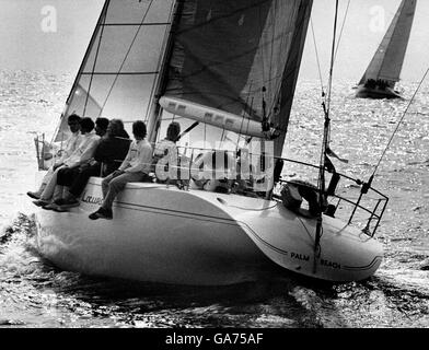 AJAXNETPHOTO. 10. AUGUST 1983. PLYMOUTH, ENGLAND. -ADMIRALS CUP 1983 - FASTNET RACE - LOCURA (USA) KÖPFE ÜBER DIE ZIELLINIE. FOTO: JONATHAN EASTLAND/AJAX REF: FASTNET 83 Stockfoto