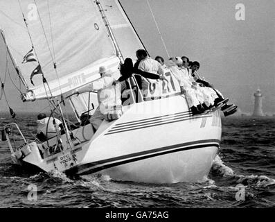 AJAXNETPHOTO. 10. AUGUST 1983. PLYMOUTH, ENGLAND. -ADMIRALS CUP 1983 - FASTNET RACE - TEAM DEUTSCHLAND SIEGER PINTA (GER) LEITET ÜBER DIE ZIELLINIE.  FOTO: JONATHAN EASTLAND/AJAX REF: FASTNET 83 Stockfoto