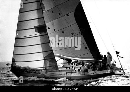 AJAXNETPHOTO. 10. AUGUST 1983. PLYMOUTH, ENGLAND. -ADMIRALS CUP 1983 - FASTNET RACE - TEAM DEUTSCHLAND SIEGER PINTA (GER) LEITET ÜBER DIE ZIELLINIE.  FOTO: JONATHAN EASTLAND/AJAX REF: FASTNET 83 Stockfoto