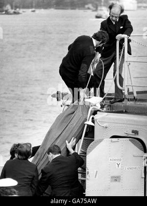 AJAXNETPHOTO. 16. AUGUST 1979. DEVONPORT, PLYMOUTH, ENGLAND. -FASTNET RACE TRAGÖDIE - DER KÖRPER EINES BESATZUNGSMITGLIEDS STARB AN BORD DER YACHT TROPHY AUS DER NIEDERLÄNDISCHEN FREGATTE OVERIJESSEL AN LAND GEBRACHT.  FOTO: JONATHAN EASTLAND/AJAX REF: 1979 2 Stockfoto