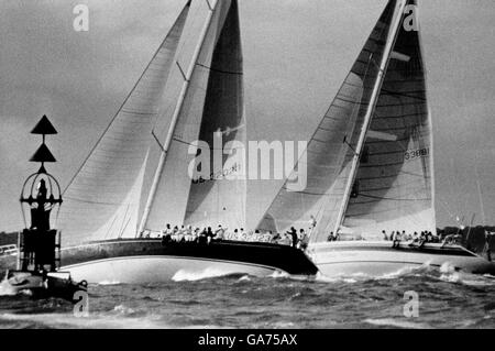 AJAXNETPHOTO. 13. AUGUST 1985. DATEI-PIC - COWES, ENGLAND. -FASTNET RACE - MAXI YACHTEN NIRVANA (USA) FÜHRT ATLANTIK FREIBEUTER (USA) ENTFERNT AM ANFANG VON COWES. DIE YACHTEN ÜBERQUERTE DIE ZIELLINIE DES RENNENS 605 MEILE GETRENNT VON 11 SEKUNDEN, EINEN NEUEN REKORD FÜR DEN VERLAUF DER 2 TAGE 12 STUNDEN FOTO: JONATHAN EASTLAND/AJAX REF: ATLANTIC 85 Stockfoto
