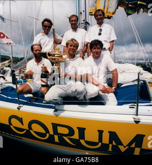 AJAXNETPHOTO. 1991. PLYMOUTH, ENGLAND. - ADMIRALS CUP-SIEGER 1991 - NATIONALTEAM SKIPPER POSIEREN MIT ADMIRALS CUP AUF DER YACHT CORUM SAPHIR IM QUEEN ANNE BATTERIE MARINA PLYMOUTH. FOTO: JONATHAN EASTLAND/AJAX REF: CN0891 Stockfoto