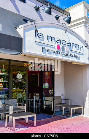 Das moderne Design des "Le Macaron", ein Französisch Gebäck Shop Eingang und Terrasse auf St. Armands Circle in Sarasota, FL Stockfoto