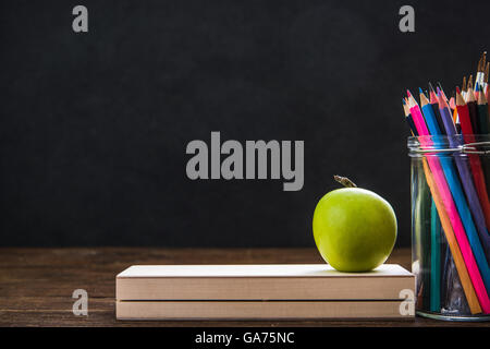 Schulmaterial gegen Tafel, Raum Kopiervorlage Stockfoto