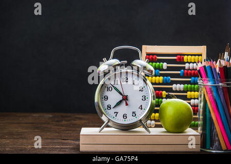 zurück zum Schulkonzept gegen schwarze Tafel Stockfoto