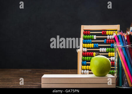 zurück zum Schulkonzept gegen schwarze Tafel Stockfoto