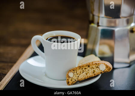 starken Kaffee mit italienischen Kuchen serviert Stockfoto