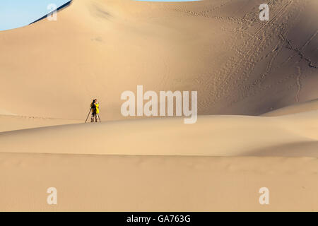 Fotografen, die Bilder von den Mesquite Sand Dunes in Death Valley Nationalpark, Kalifornien, USA Stockfoto