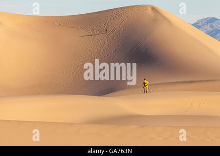 Fotografen, die Bilder von den Mesquite Sand Dunes in Death Valley Nationalpark, Kalifornien, USA Stockfoto