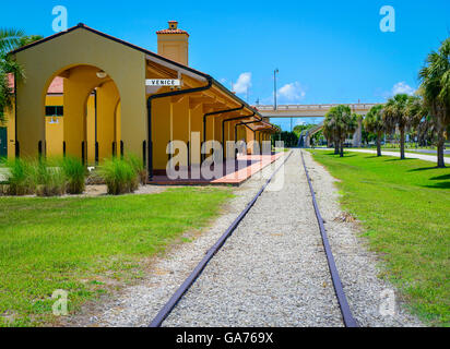 Gleise führen in die Innenstadt von Venedig, FL-Zug-Depot in der Nähe zum Jahresende den Legacy-Trail-Radweg Stockfoto