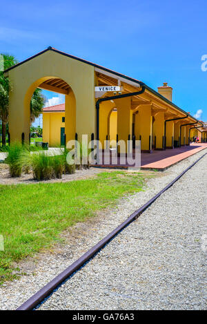 Gleise führen in die Innenstadt von Venedig, FL-Zug-Depot in der Nähe zum Jahresende den Legacy-Trail-Radweg Stockfoto