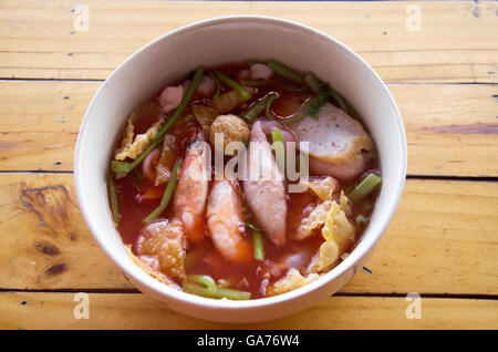 Yong Tau Foo oder flache rosa Meeresfrüchte Nudeln genannt Yentafo in Thailand Stockfoto