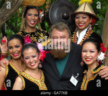 Foto. Der Filmstar und Entdecker Brian Blessed eröffnet mit malaysischen Tänzern die neue Borneo Longhouse-Ausstellung im Twycross Zoo in Leicestershire. Stockfoto