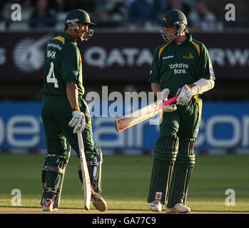 Mark Wagh, der Batman von Nottingham Outlaws, und Graeme Swann genießen ihre Innings gegen Warwickshire Bears während des NatWest Pro40 League Division One Spiels in Edgbaston, Birmingham. Stockfoto