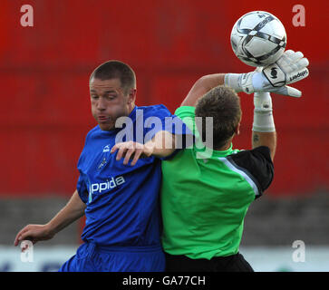 Ebbsfleet United's Torhüter Lance Cronin und Millwalls Gary Alexander Schlacht Stockfoto