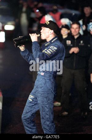 Richard Burns trinkt Champagner nach der World Rally Meisterschaft durch den dritten Platz bei der Network Q Rally Von Großbritannien Stockfoto