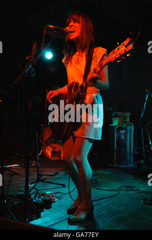 Feist im Konzert, London. Feist im Konzert an der Scala im Norden Londons. Stockfoto