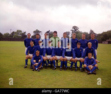 Ipswich Town Forst Team Back Row: Tommy Carroll, Peter Morris, Billy Baxter, Ken Hancock, Mick McNeil, Derek Jefferson, Bill Houghton, Bobby Hunt. Center Charlie Woods, Danny Hegan, John O'Rourke, Ray Crawford, Colin Viljoen, Frank Brogan, Eddie Spearritt Front Row: Mick Mills, Chris Barnard Stockfoto