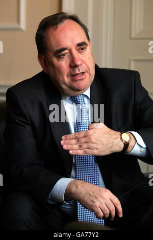 Schottlands erster Minister Alex Salmond in seinem Büro in Whitehall, London. Stockfoto