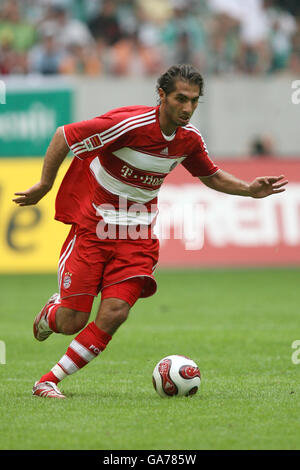 Fußball - Premiere League Cup - Viertelfinale - Werder Bremen gegen Bayern München - LTU Arena. Hamit Altintop von Bayern München Stockfoto