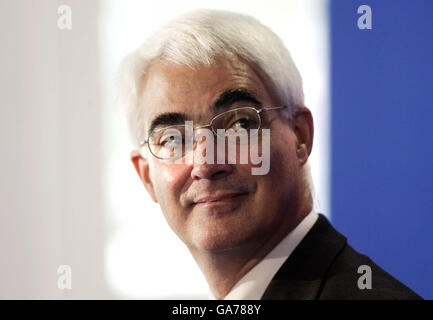 Der britische Schatzkanzler Alistair Darling nimmt an einem Treffen in der London Business School Teil, wo er seine erste Rede vor geladenen Gästen und Presse über Wirtschaft und Globalisierung hielt. Stockfoto