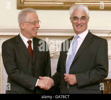 Der britische Schatzkanzler Alistair Darling, rechts, trifft sich mit seinem italienischen Amtskollegen Finanzminister, Tommaso Padoa-Schioppa, in der Downing Street Nr. 11 in London. Stockfoto