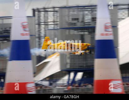 Red Bull Air Race-Pilot Steve Jones von GBR fährt mit 400 km/h durch die 20 m hohen, luftdurchfluteten Tore entlang des Flusslaufs der Themse in den Docklands in London. Stockfoto