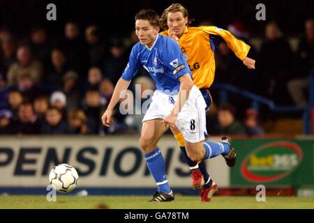 Matt Holland (l), Kapitän von Ipswich Town, wird von Leicester begleitet Robbie Savage in der Stadt Stockfoto