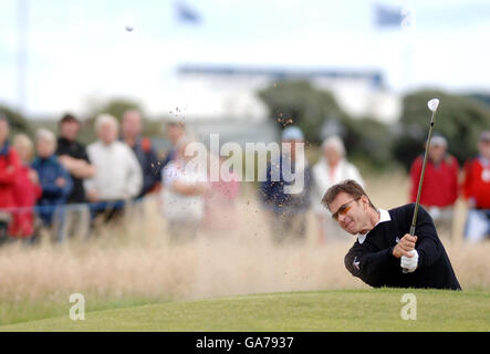 Englands Nick Faldo spielt am 1. Aus einem Bunker während der Senior British Open Championship, Muirfield, East Lothian, Schottland. Stockfoto