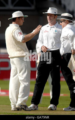 England-Standing-Kapitän Andrew Strauss (links) spricht mit den Schiedsrichtern Simon Taufel und Ian Howell (rechts) am dritten Tag des zweiten npower-Test-Spiels in Trent Bridge, Nottingham. Stockfoto