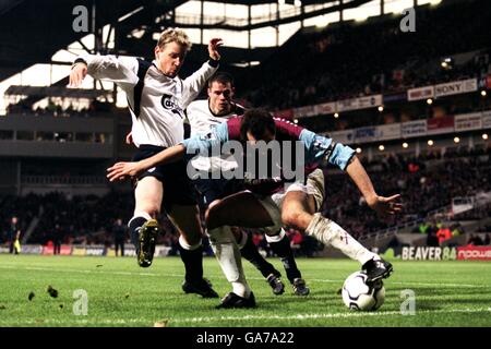 Don Hutchinson von West Ham United versucht, den Ball zu dribbeln Um Liverpools Stephane Henchoz und Jamie Carragher (Hintergrund) Stockfoto