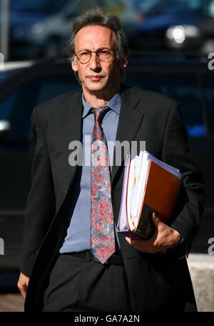 Prozess gegen Chris Langham. Der Comedy-Schauspieler und -Autor Chris Langham kommt am Maidstone Crown Court in Kent an. Stockfoto