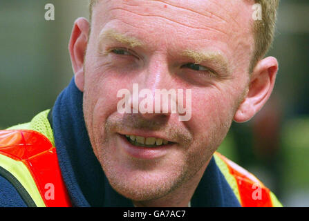 Terroranschlag-Held John Smeaton kommt nach dem Autobombenanschlag auf den Flughafen Glasgow am 30/06/2007 für seinen ersten Arbeitstag zurück. Stockfoto