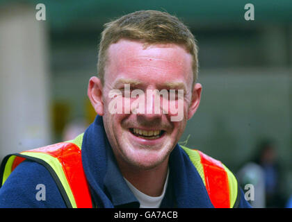 Terroranschlag-Held John Smeaton kommt nach dem Autobombenanschlag auf den Flughafen Glasgow am 30/06/2007 für seinen ersten Arbeitstag zurück. Stockfoto