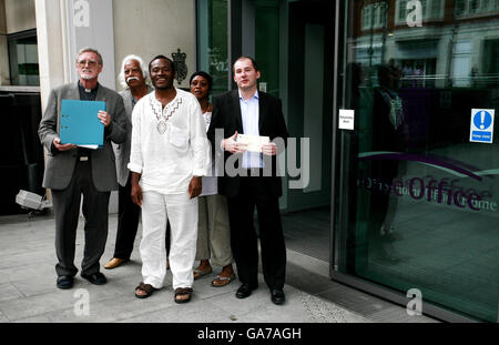 Priester der St. Nicholas of Tolentino Kirche in Bristol Pater Richard McKay (links), Alphonse Daudet Touna (Mitte) und Stephen Williams MP (rechts) sind vor dem Innenbüro in Westminster, im Zentrum von London, bei einem Protest zur Unterstützung von Alphonses Abschiebeschlacht zu sehen. Stockfoto