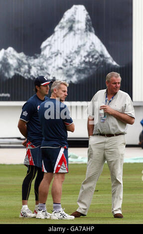 England Kapitän Michael Vaughan (links) mit Cheftrainer Peter Moores und Vorsitzender der Selectors David Graveney (rechts) während einer Nets Session im Brit Oval, Kennington, London. Stockfoto