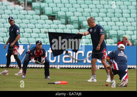 England Kapitän Michael Vaughan (links) sieht Cheftrainer Peter Moores während einer Netzsitzung im Brit Oval, Kennington, London, die Ansicht von Flechtkeeper Matt Prior über den mit einer Flagge geworfenen Ball blockieren. Stockfoto