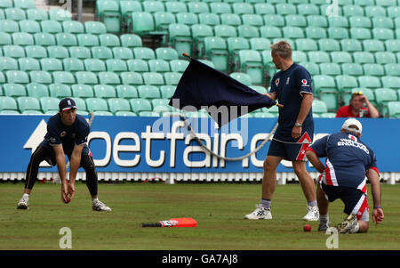 England Kapitän Michael Vaughan (links) fängt den Ball als Cheftrainer Peter Moores blockiert den Blick auf den geworfenen Ball mit einer Flagge während einer Netzsitzung im Brit Oval, Kennington, London. Stockfoto