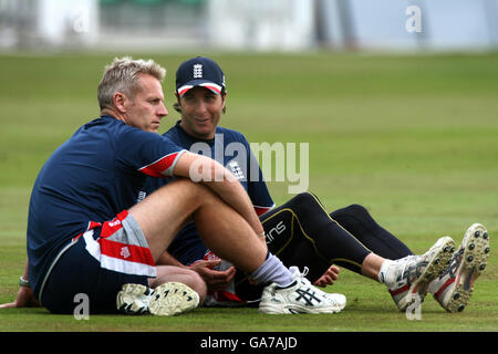 England Kapitän Michael Vaughan (rechts) mit Cheftrainer Peter Moores während einer Netzsitzung im Brit Oval, Kennington, London. Stockfoto