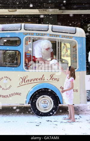 Santa eröffnet Harrods Christmas World - London. Der Weihnachtsmann kommt in einem Eiswagen aus den 1950er Jahren an, um Christmas World in Harrods, London, zu eröffnen. Stockfoto