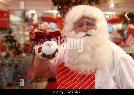 Santa öffnet Harrods Christmas World - London Stockfoto