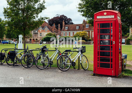 Salisbury, UK - 16. August 2015: Rote Telefonzelle und Fahrräder in einem wunderschönen Park. Salisbury ist eine Stadt in Wiltshire, Stockfoto