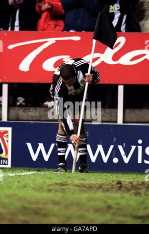 Fußball - FA Barclaycard Premiership - Newcastle United / Leeds United. Kieron Dyer von Newcastle United ersetzt die Eckflagge, die er beim Feiern verwendete, nachdem er das zweite Tor gegen Leeds United erzielt hatte Stockfoto