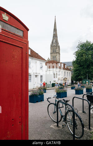 Salisbury, UK - 16. August 2015: Im freien Blick auf die Kathedrale von Salisbury, mit rote Telefonzelle und Fahrrad im Vordergrund eine trübe Stockfoto