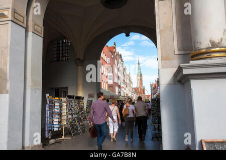 Sommer Massen führen durch das goldene Tor von Danzig am Ende des langen Gasse, ein beliebter Touristenort in Polen Stockfoto