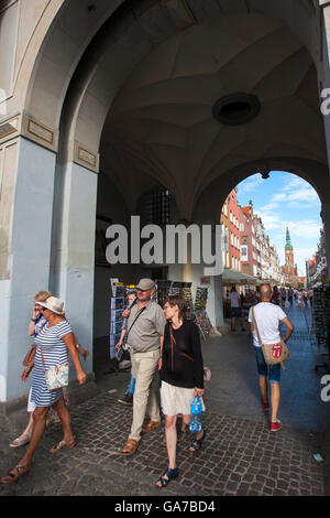 Sommer Massen führen durch das goldene Tor von Danzig am Ende des langen Gasse, ein beliebter Touristenort in Polen Stockfoto